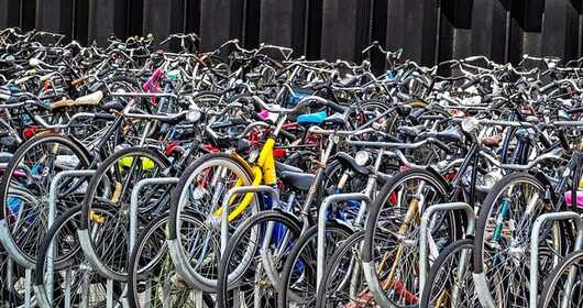 Cicloturisti a pranzo in compagnia 